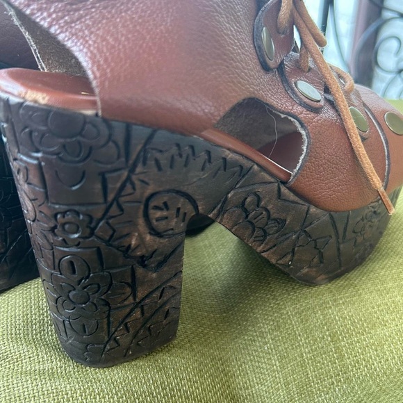 FREE PEOPLE Farrah Platform Clog Sandals Whisky Leather Carved Wood Heel Sz 5.5 - Picture 3 of 8